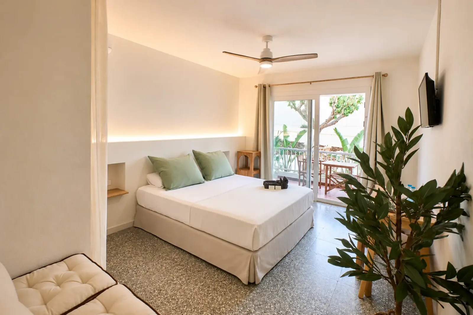 Habitación luminosa del Hotel S’Algaret con luz natural